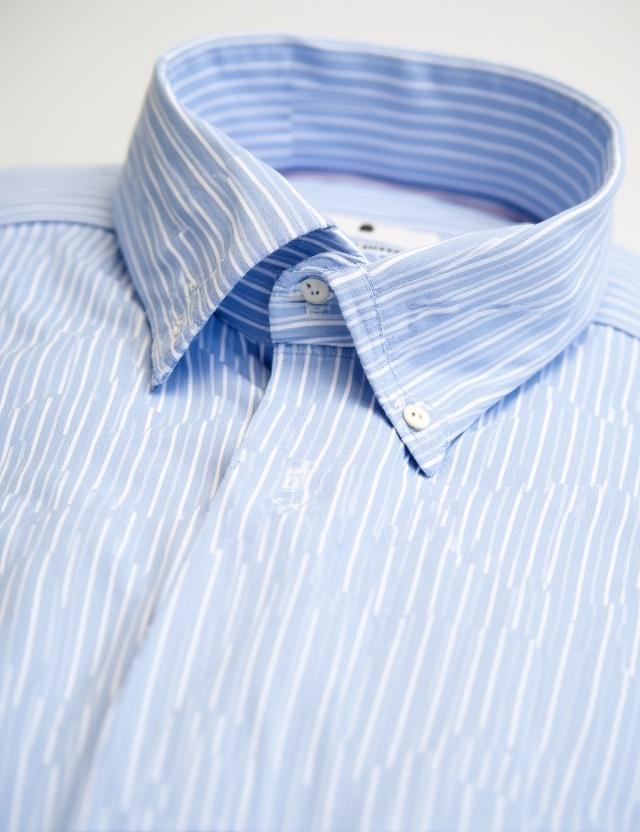 Camicia azzurra a righe sottili collo francese